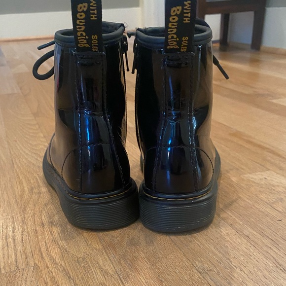 Dr. Martens Patent Lamper Kids Boots - Picture 8 of 12